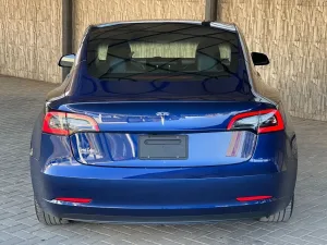 تيسلا مودل 3 موديل 2021 اللون الخارجي ازرق  اللون الداخلي اسود الفحص  4 جيد 2