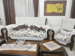 طقم كنب خشب زان ثقيل مكون من ٩ مقاعد نظيف وغير مدعوك 6