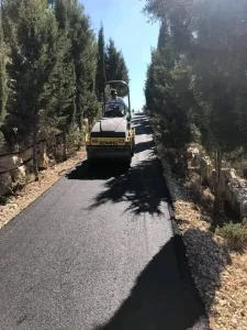 مختصون في تزفيت الساحات وتزفيت امام المخازن وتزفيت الشاليهات 0776155618 2