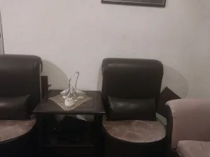 طقم كنب صالون ٩ مقاعد لون بني و ذهبي نظيف جداً 7