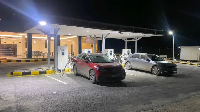 EV cross charging station التقاطع لشحن المركبات الكهربائية 2