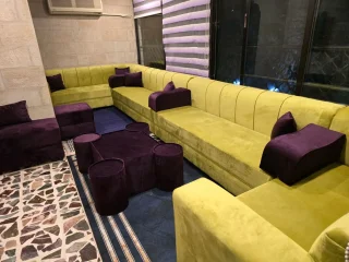 جلسة خليجية مع طقم طربيزات ومراكي