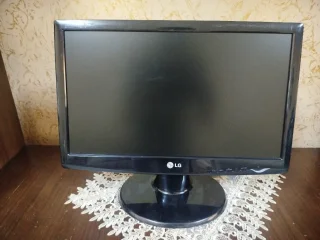 شاشة كمبيوتر LG Flatron مقاس 19 بوصة بحالة ممتازة جداً مع وصلاتها 3