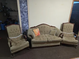 طقم كنب مع طاولات للبيع