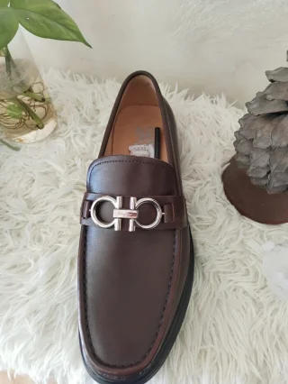 "عنوان الأناقة الكلاسيكية: Ferragamo Leather Loafers" 5