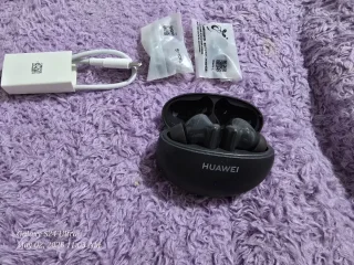 Huawei free buds 5i مستعملة بحالة ممتازة جدا