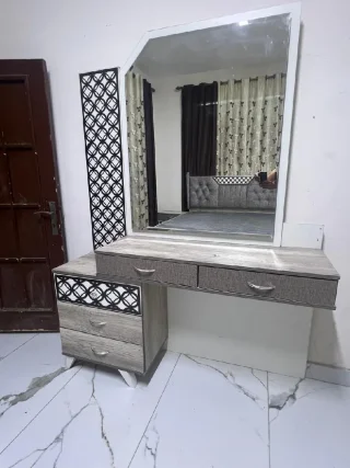 غرفة نوم بدون خزان