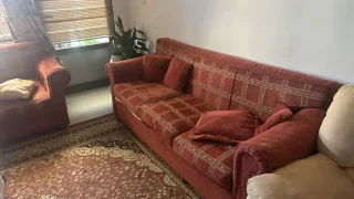طقم كنب مستعمل تلات قطع ٢و٢و٣  ومام كرسي مفرد من طقم تاني 3