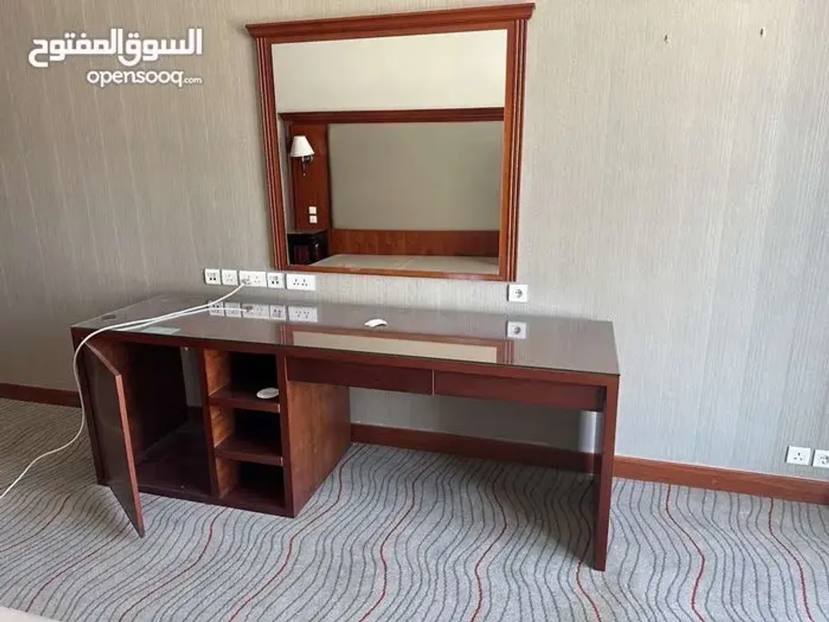 تسريحة تواليت لون عسلي خشب زان فاخر مع مراه فرنسية فاخرة للبيع بسعر مغري