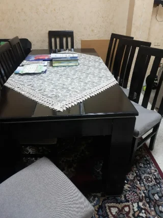 طاولة سفرة خشب فخمة 8 كراسي بحالة ممتازة ومعها زجاج حماية (قياس 2م × 1م) 2