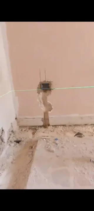 كهربائي خبره وشغل نظيف و متقن بفضل الله