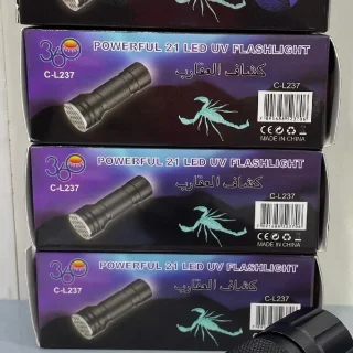 هذا المنتج هو كشاف يدوي يعمل بالأشعة فوق البنفسجية (UV Flashlight) مصمم خصيصاً لا 2