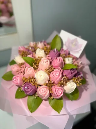 هدايا، شموع وورد بتفاصيل أنيقة ✨