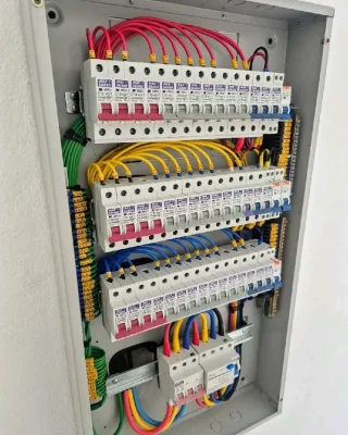 فني كهربائي وتمديد وصيانه• الاتصال 0786274999 3