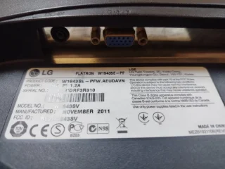 شاشة كمبيوتر LG Flatron مقاس 19 بوصة بحالة ممتازة جداً مع وصلاتها 6
