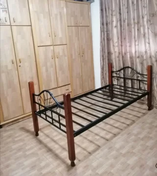 سرير حديد مستعمل بحالة ممتازة للبيع