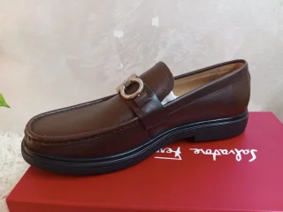 "عنوان الأناقة الكلاسيكية: Ferragamo Leather Loafers" 2