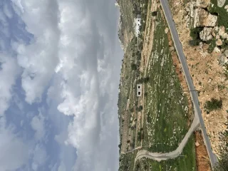 ارض للبيع في البلقاء / السلط منطقة وادي حادي بالقرب من شارع الستين وعلى الحد مع