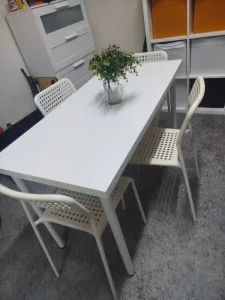 طاولة مع ٣ كراسي