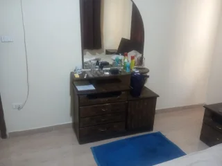 للبيع غرفه نوم مع البرادي بدون الفرشه وكورنر مع طاوله وسط وطاوله عدد ٢صغيره 11