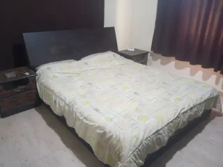 للبيع غرفه نوم مع البرادي بدون الفرشه وكورنر مع طاوله وسط وطاوله عدد ٢صغيره