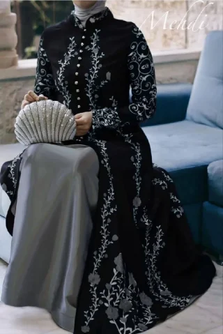 كارديجان مع فستان