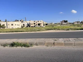 ارض بالعبدلية حنو الأشقر