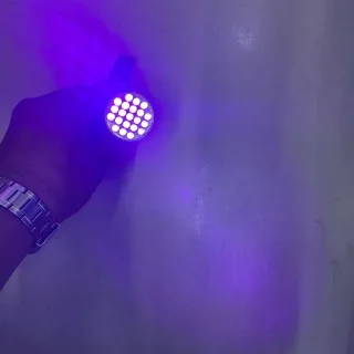 هذا المنتج هو كشاف يدوي يعمل بالأشعة فوق البنفسجية (UV Flashlight) مصمم خصيصاً لا 4