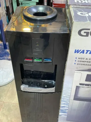 جهاز توزيع مياه Goldsky GSX-4200WS يوفر مياه ساخنة وباردة مع تصميم أنيق. يحتوي ع