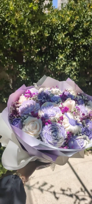 هدايا، شموع وورد بتفاصيل أنيقة ✨