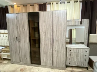 غرفه 🛌 نوم شباب تفصيل لامنيت بحال الوكاله استعمال بسيط جدا تختين مفرد وكمدينه وت