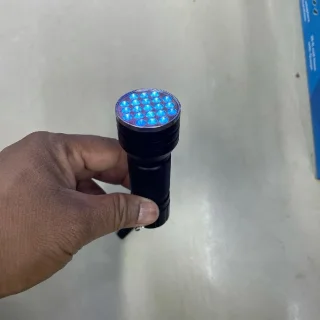 هذا المنتج هو كشاف يدوي يعمل بالأشعة فوق البنفسجية (UV Flashlight) مصمم خصيصاً لا 3