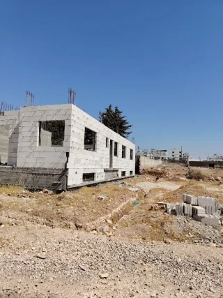 منزل حديث قيد الإنشاء باستخدام كتل خرسانية، يظهر في الصور هيكل المبنى مع بعض الن 3