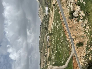 ارض للبيع في البلقاء / السلط منطقة وادي حادي بالقرب من شارع الستين وعلى الحد مع