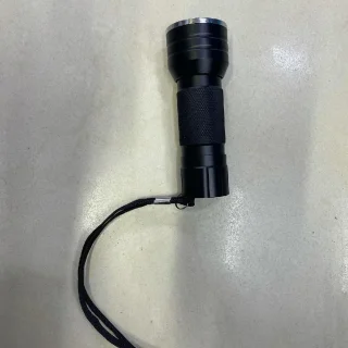 هذا المنتج هو كشاف يدوي يعمل بالأشعة فوق البنفسجية (UV Flashlight) مصمم خصيصاً لا 5