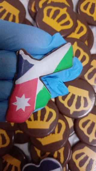 رقائق الشوكولاته مطبوعة عليها علم 13