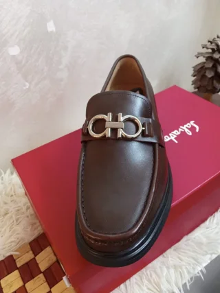 "عنوان الأناقة الكلاسيكية: Ferragamo Leather Loafers" 6