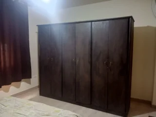 للبيع غرفه نوم مع البرادي بدون الفرشه وكورنر مع طاوله وسط وطاوله عدد ٢صغيره 3