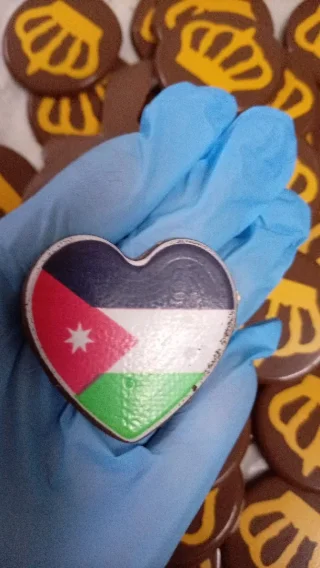 رقائق الشوكولاته مطبوعة عليها علم 14