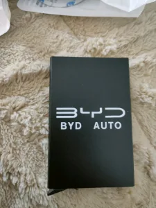 محفظه معدنيه عليه شعار BYD 3