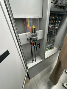 فني كهربائي 12
