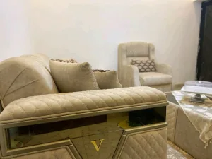 طقم كنبايات غرفة ضيوف بوضع ممتاز جدا للبيع بسعر مغري 3