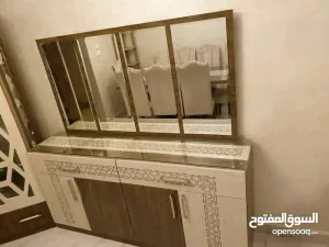 طاولة سفرة ثمانية كراسي مع دنسوار و فضية تفصيل خشب لاتيه إندونيسي بحال الوكالة 4