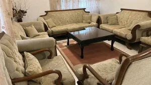 كنب كلاسيكي فاخر للبيع مع كامل مستلزماته بسعر مميز