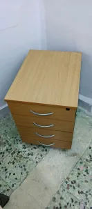 وحدة أدراج مكتبية متحركة – تنظيم ذكي وأمان لملفاتك! 4