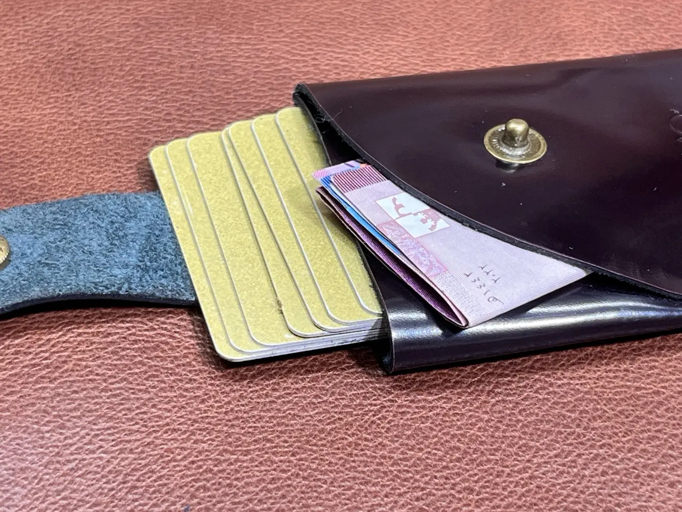 محافظ جلد طبيعي هاند ميد