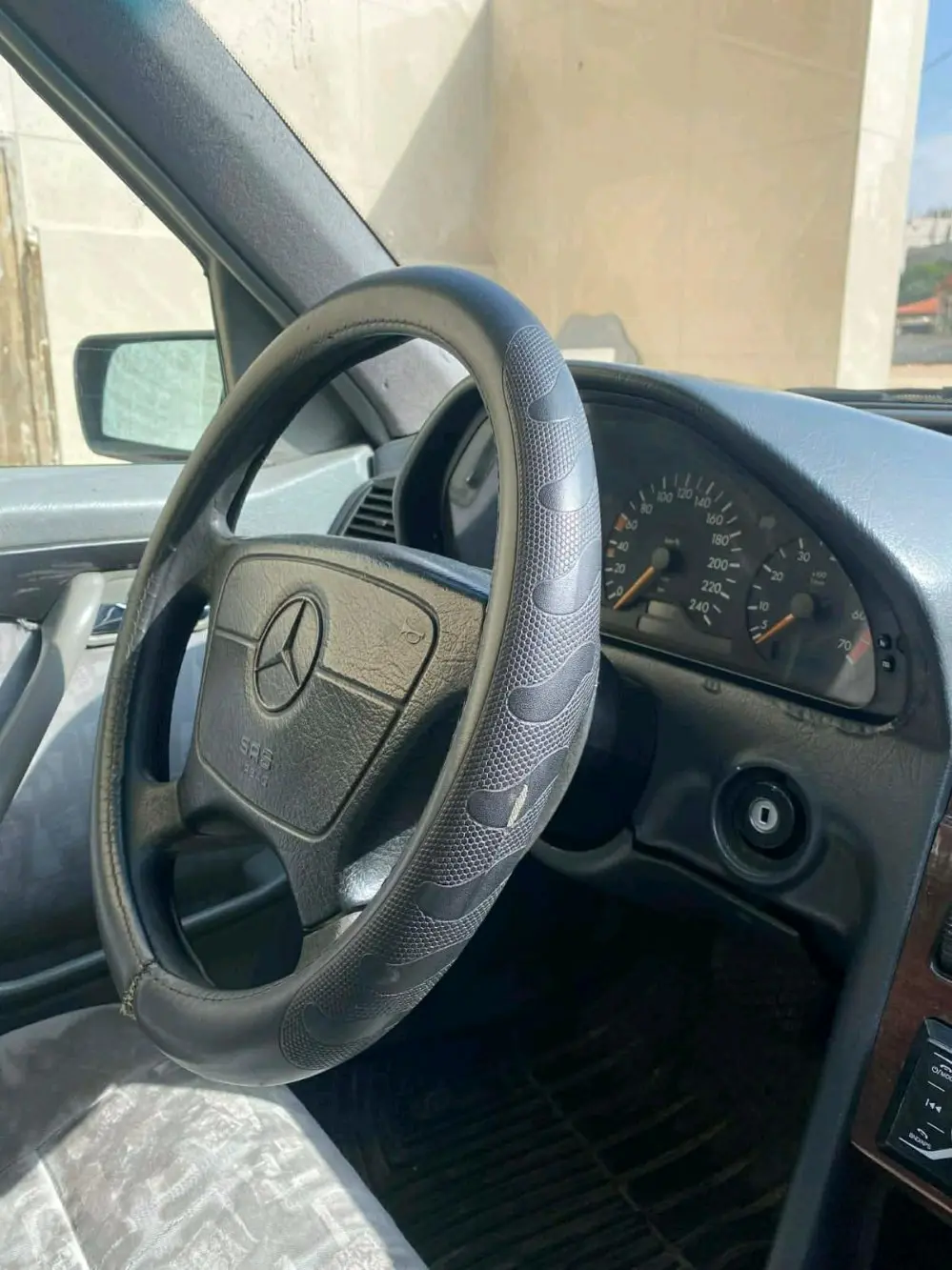 مرسيدس C200 موديل 1996