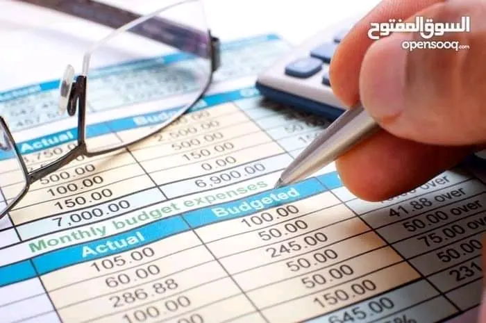 أستاذ محاسبة و اقتصاد حاصل على الامتياز لطلاب الجامعات