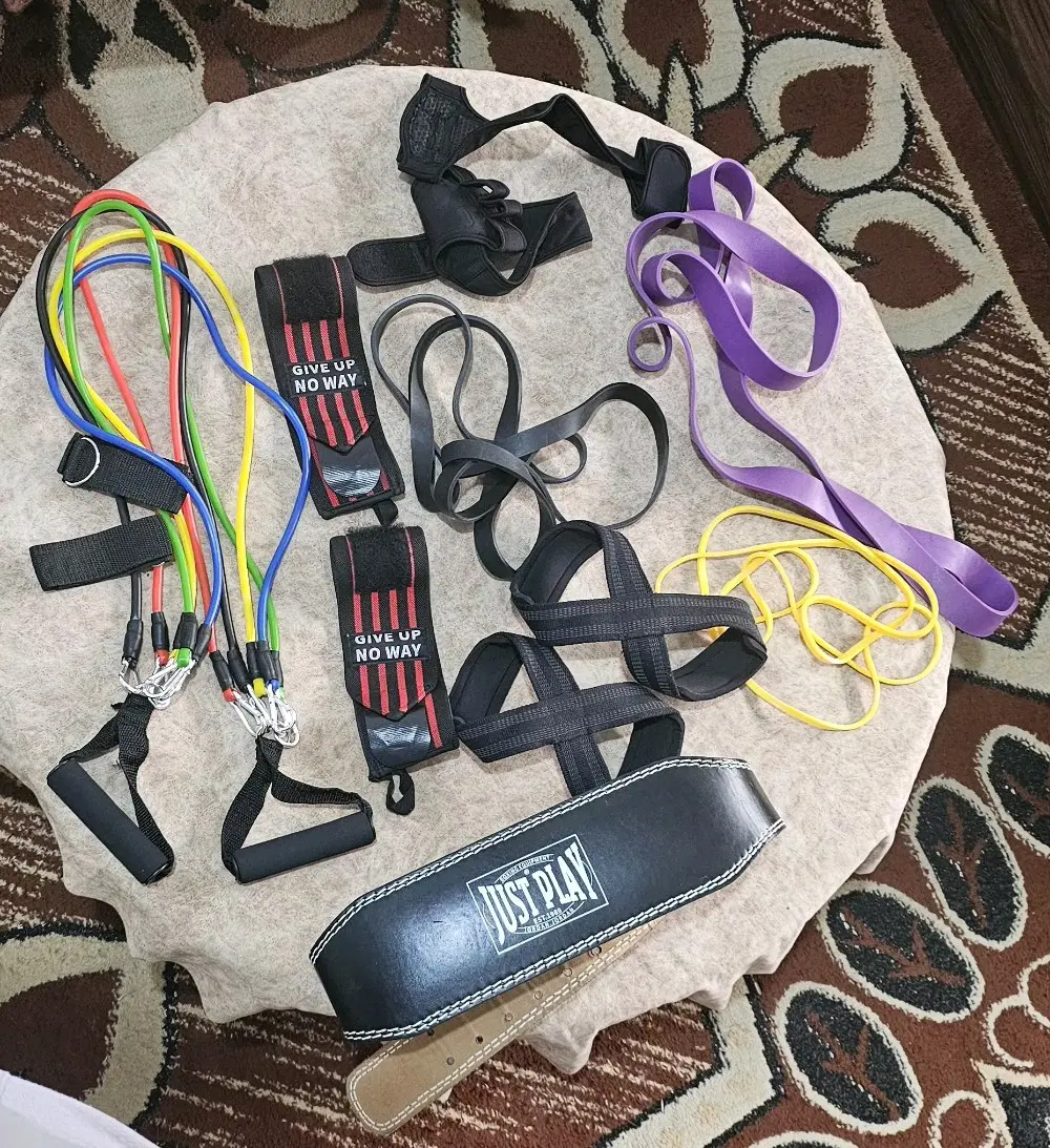 حزام للجيم+ قفازات كيك بوكسنج+ ادوات عديدة للجيم ب 35 دينار