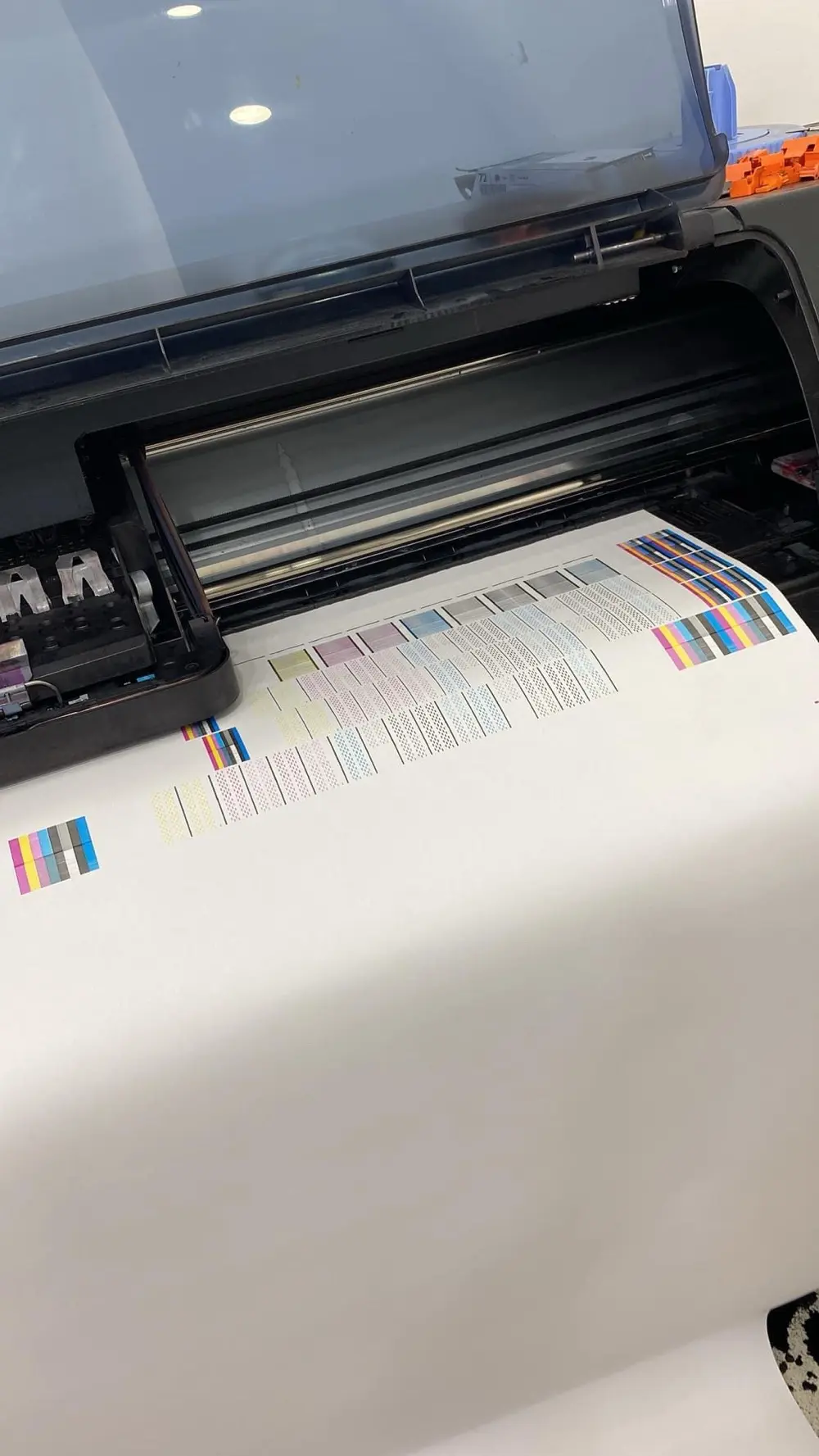 ماكينات طباعه البوسترات والجداول والمخططات الهندسيه